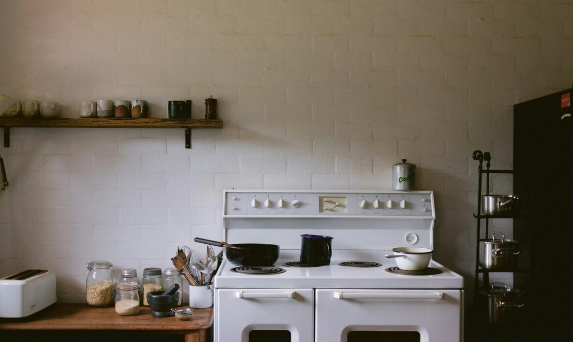 homely kitchen, warmth, toaster, stovetop, this is Sabine Bannard's house - https://www.instagram.com/_housefrau/