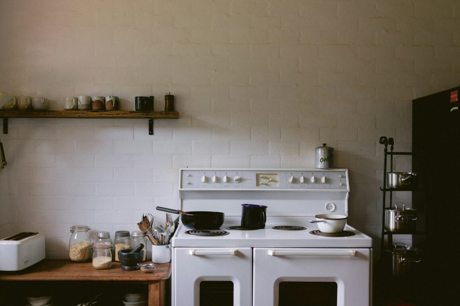 homely kitchen, warmth, toaster, stovetop, this is Sabine Bannard's house - https://www.instagram.com/_housefrau/